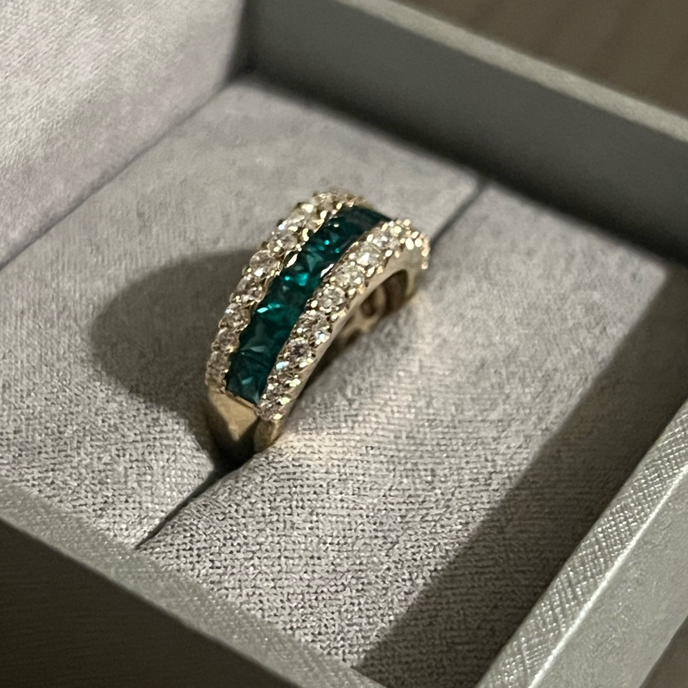 Effy Emerald and diamond yellow gold ring. Size 6
